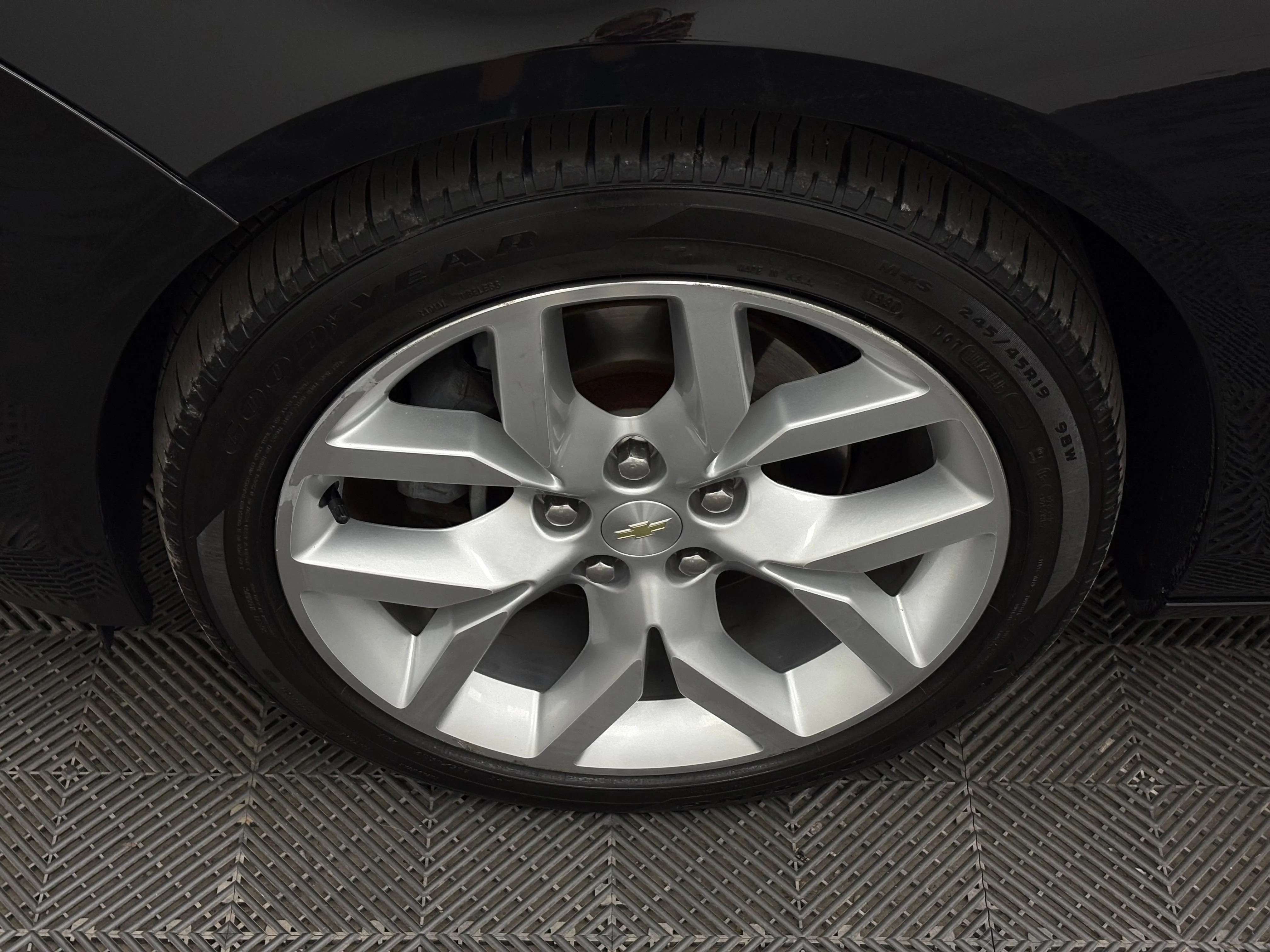 Used 2018 BLACK Chevrolet Premier image 15