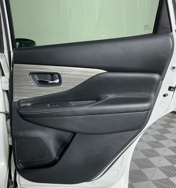 Used 2018 White Nissan Platinum image 27