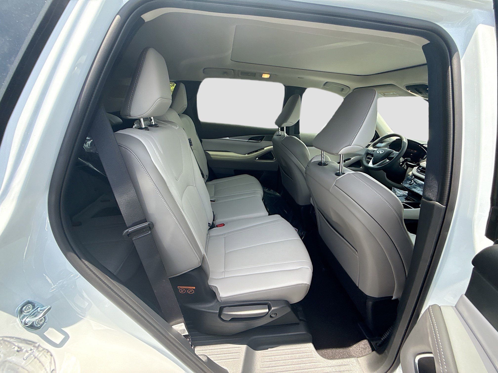 New 2027 RADIANT WHITE INFINITI Luxe FWD image 23