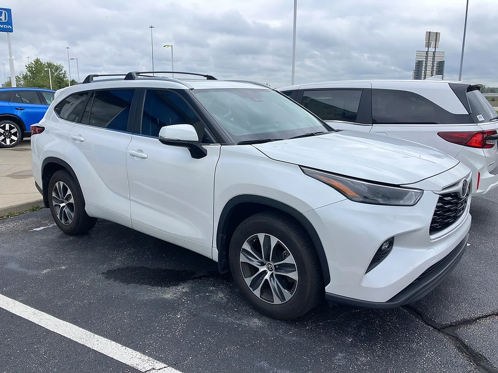 Used 2023 Wind Chill Pearl Toyota XLE image 1