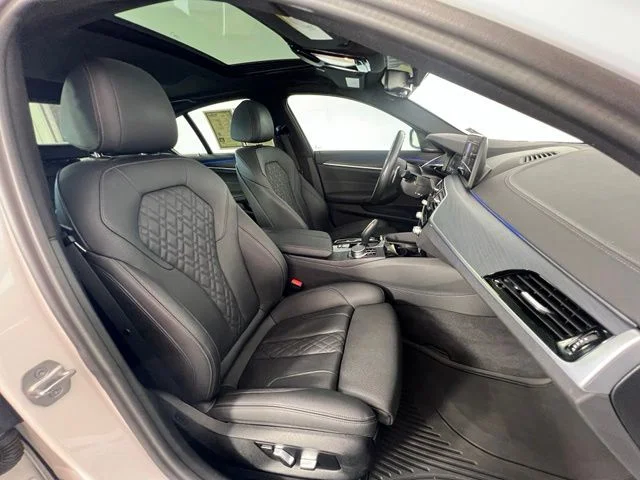 Used 2023 Alpine White BMW 540i image 40