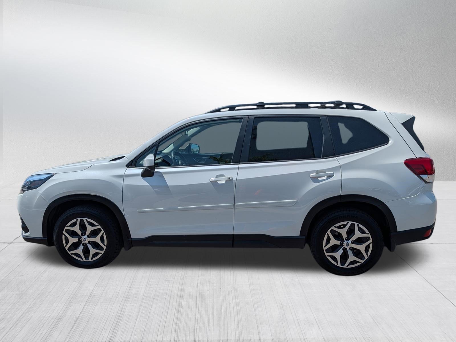 Used 2022 Crystal White Pearl Subaru Premium image 4