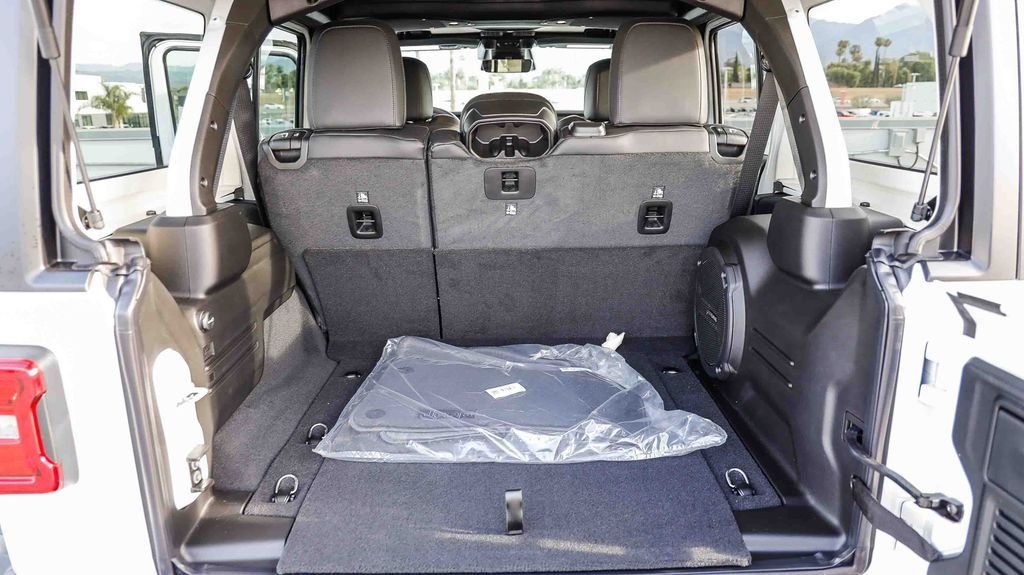 New 2026 Bright White Clearcoat Jeep Rubicon image 31