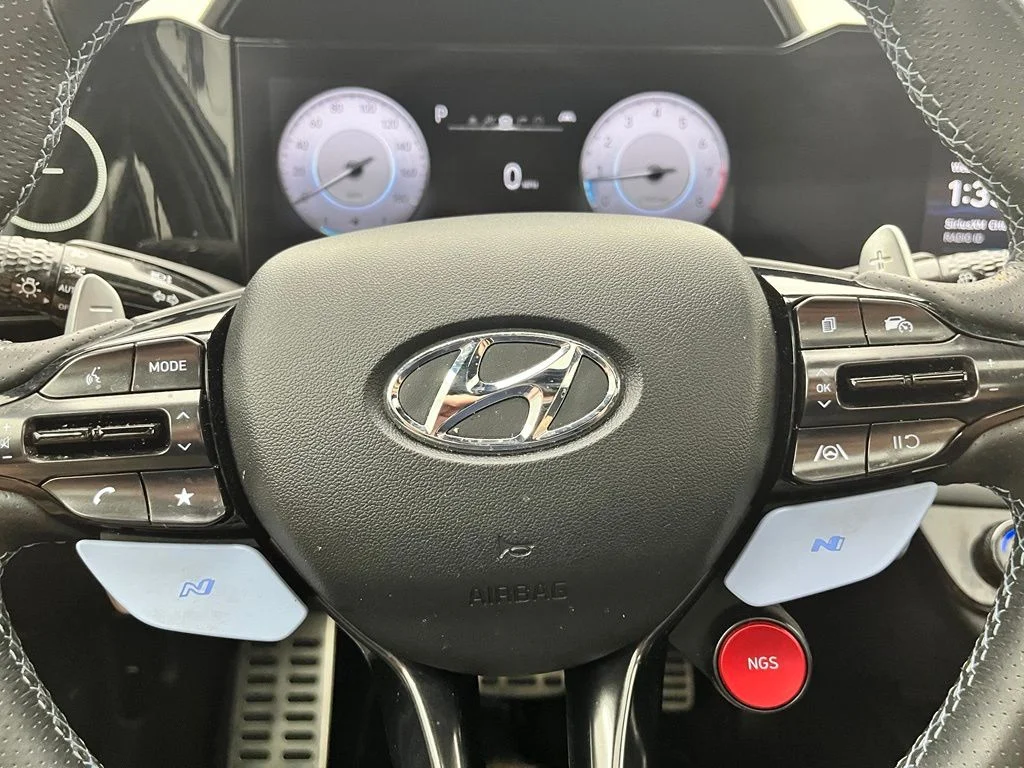 Used 2022 White Hyundai Base image 20