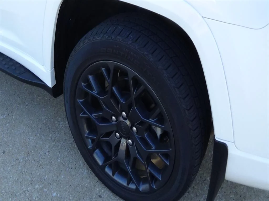 Used 2024 Bright White Clear Coat (pw7) Jeep Summit Reserve image 9