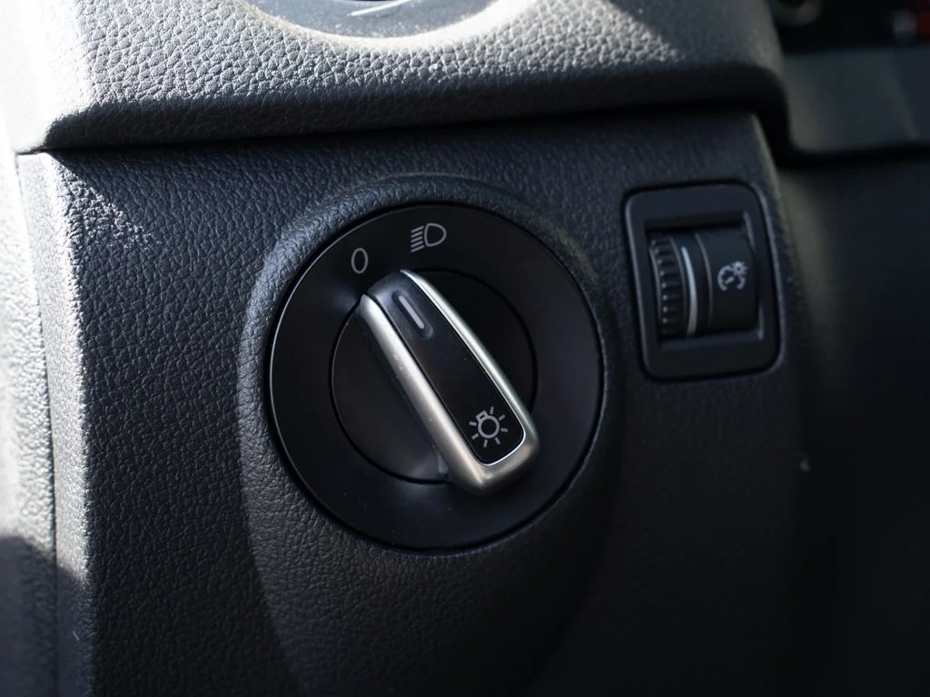 Used 2015 Blue Volkswagen SE image 29