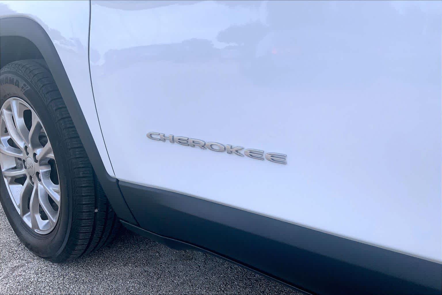Used 2021 Bright White Clearcoat Jeep Latitude Plus image 27