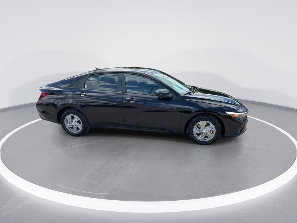 New 2026 Black Hyundai SE image 2