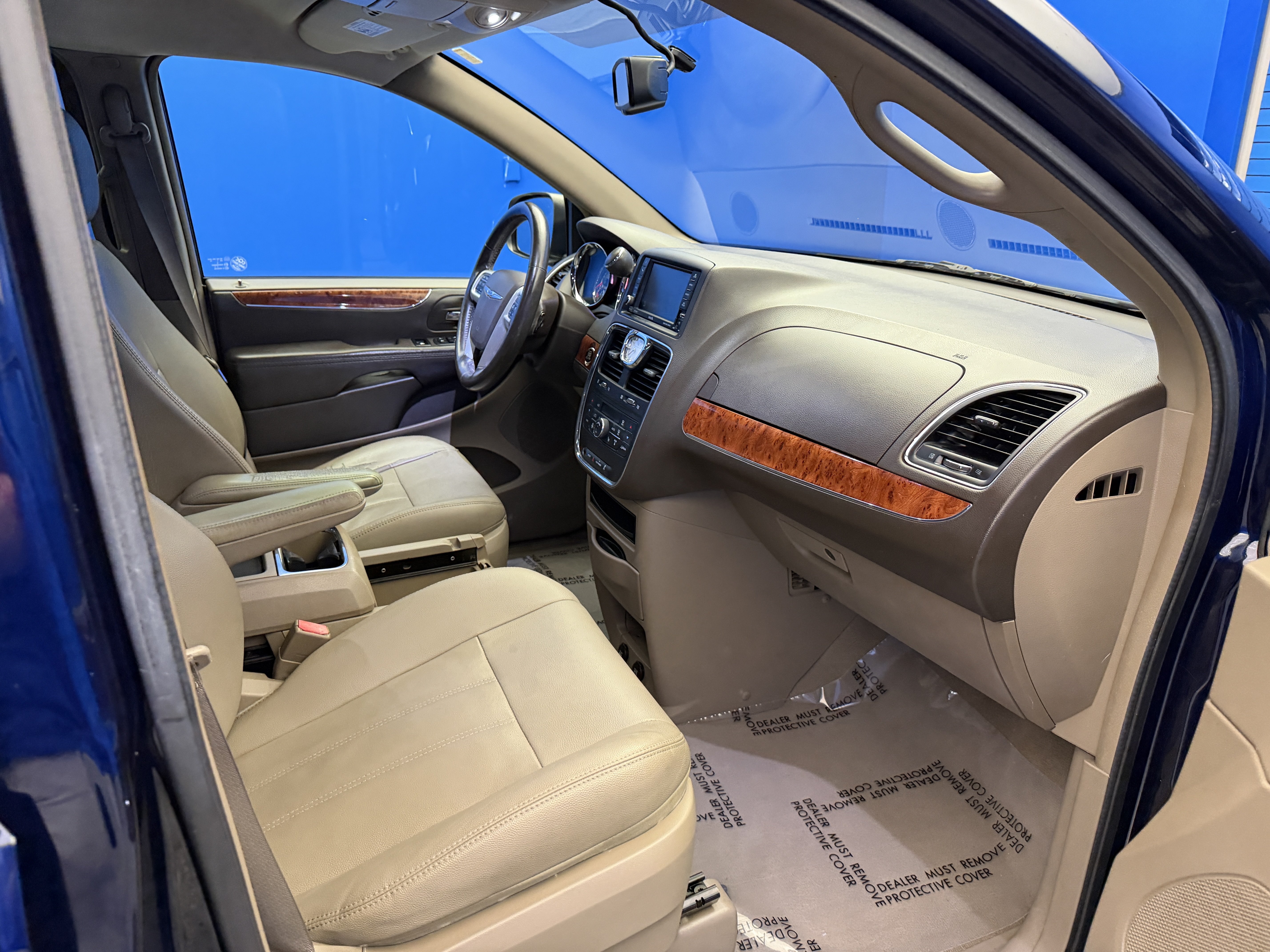 Used 2015 True Blue Pearlcoat Chrysler Touring image 28