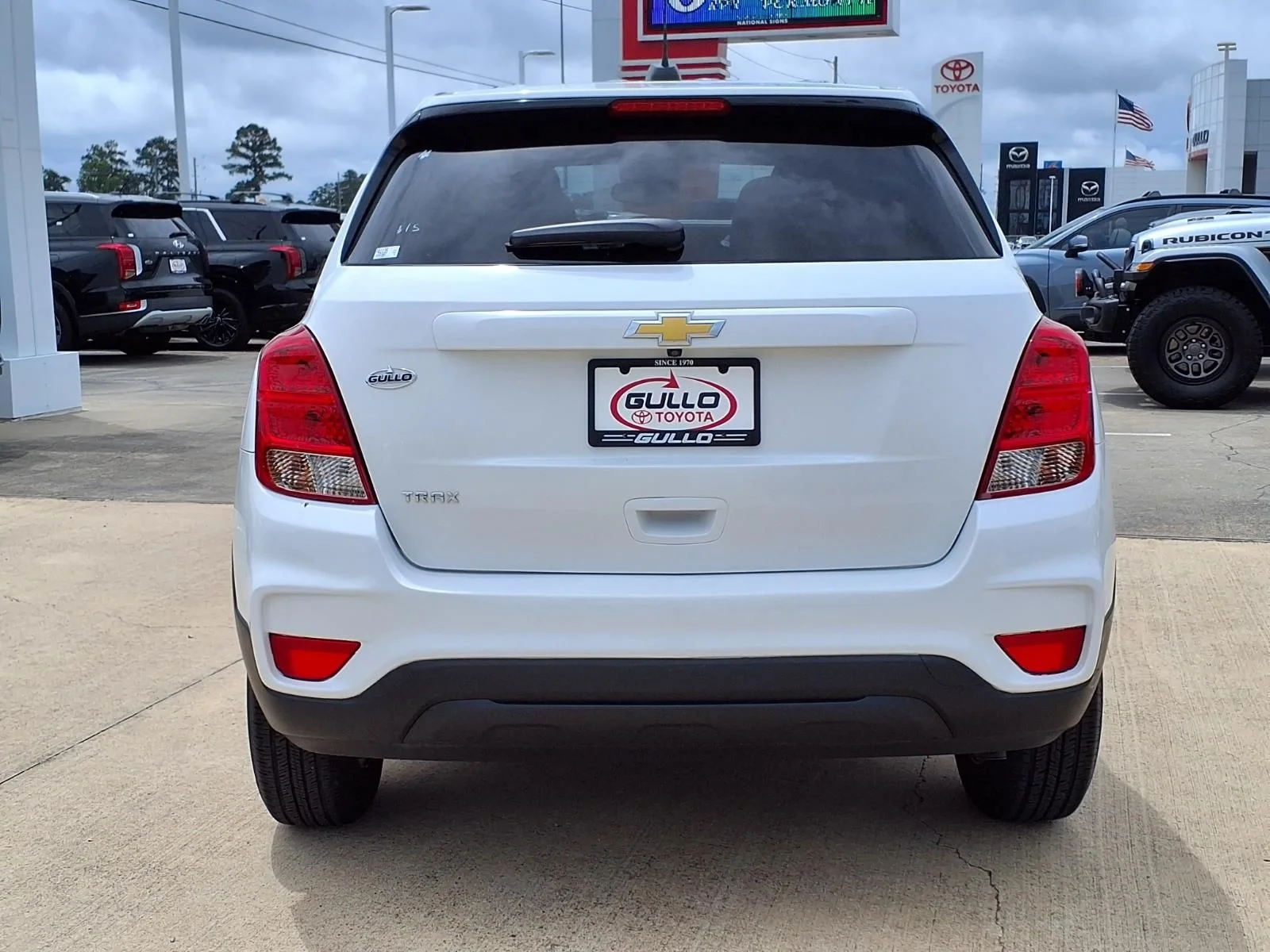 Used 2022 White Chevrolet LS image 7