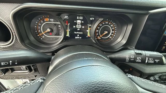 Used 2025 White Jeep 4-Door Rubicon 4x4 image 21