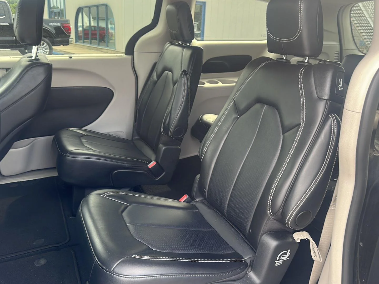 Used 2024 Diamond Black Chrysler Touring L image 10