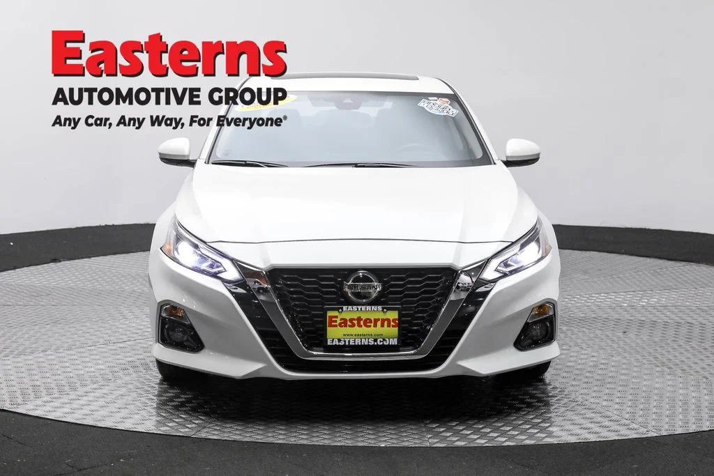Used 2022 White Nissan 2.5 SL image 2