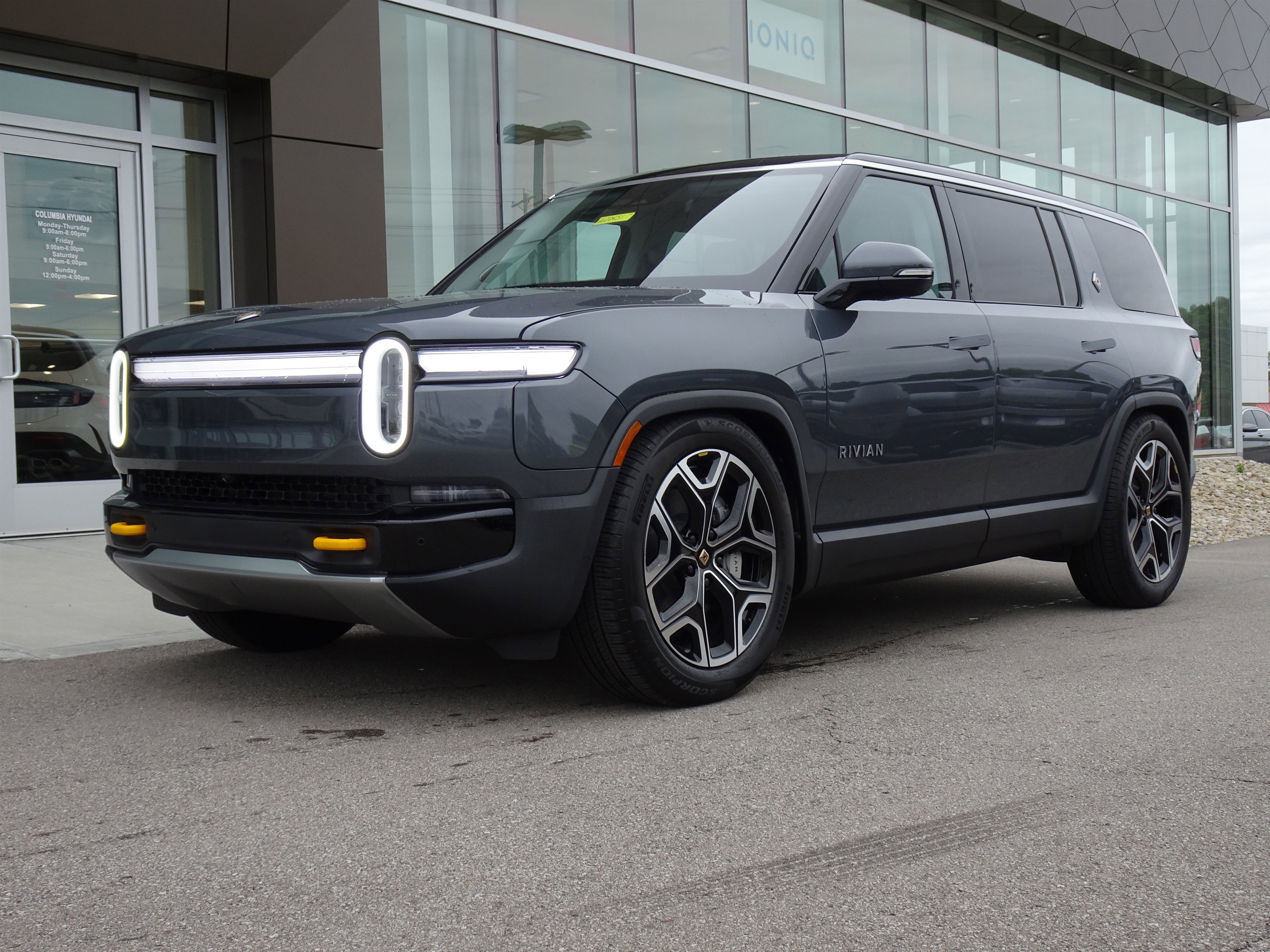 2025 Rivian R1S Adventure Dual Standard's photo