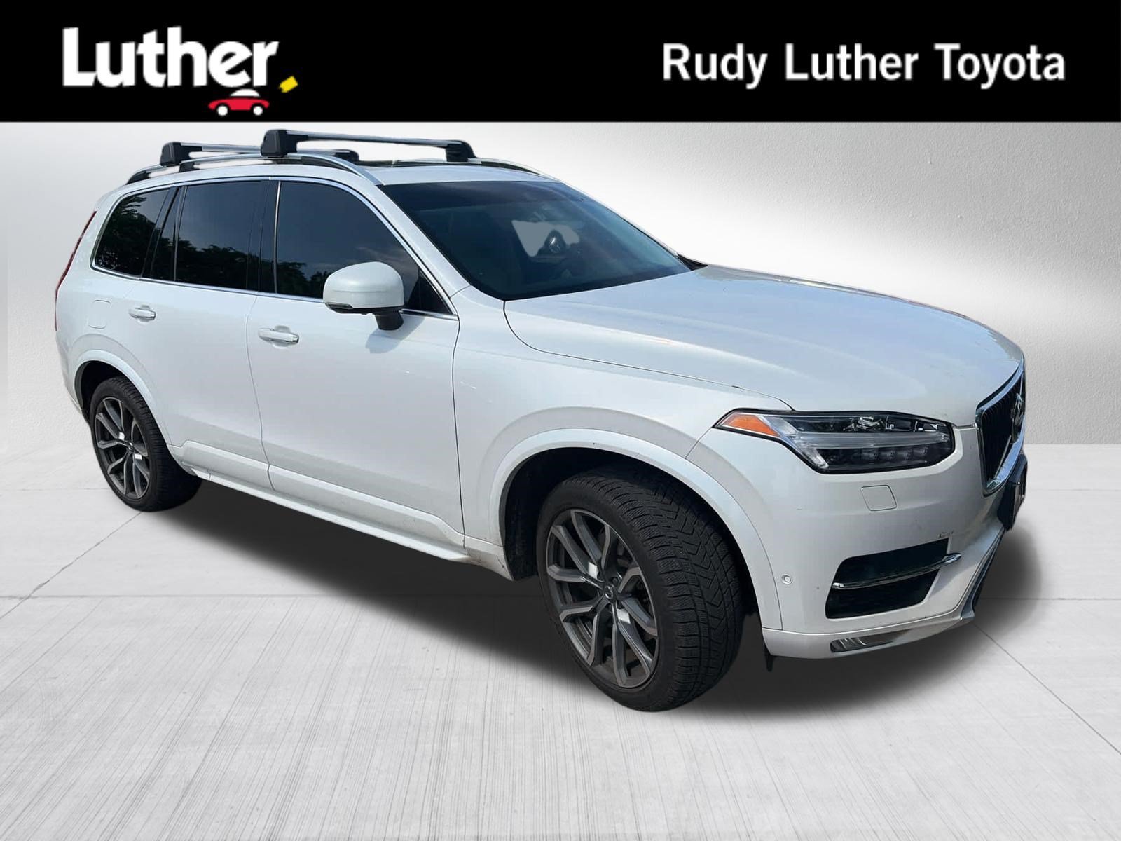 2017 Volvo XC90 T6 AWD Momentum's photo