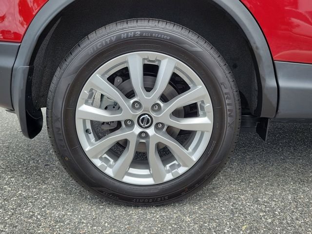 Used 2022 Red Nissan SV image 5