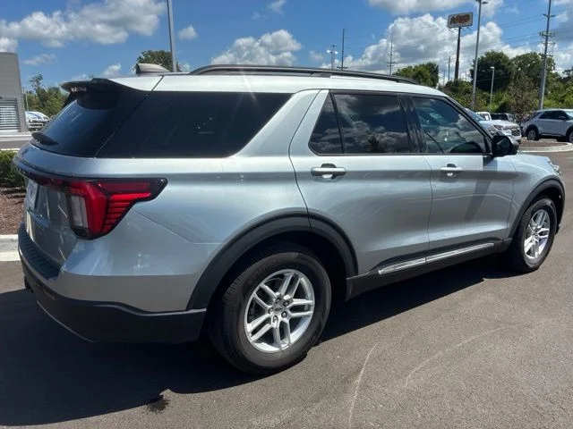 Used 2025 Iconic Silver Metallic Ford Active image 9