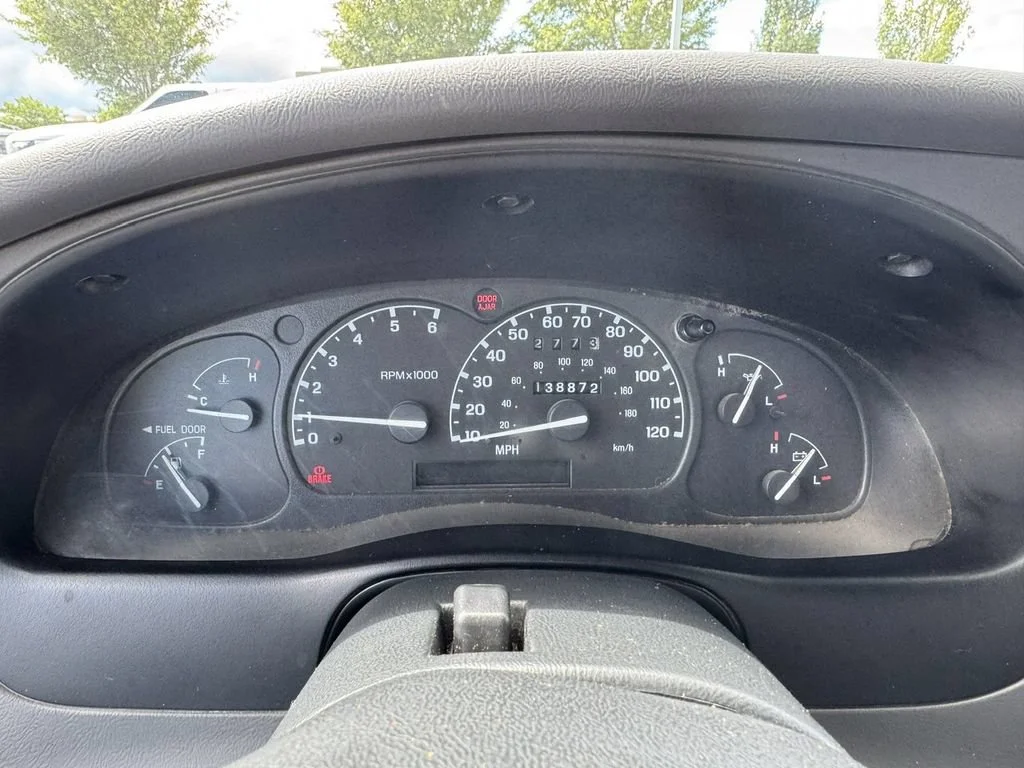 Used 2001 White Ford  image 23