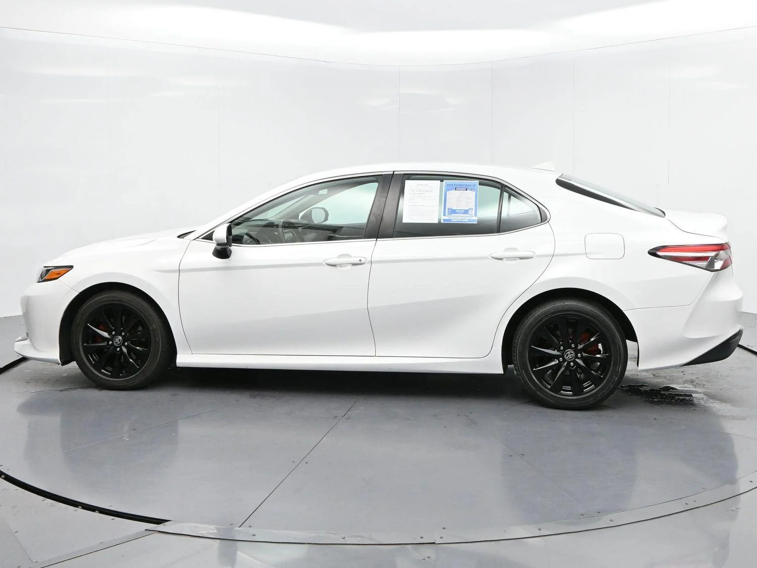 Used 2020 Super White Toyota LE image 4