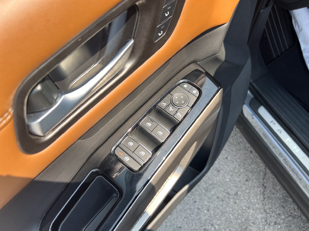 Used 2025 Gray Nissan Platinum image 11