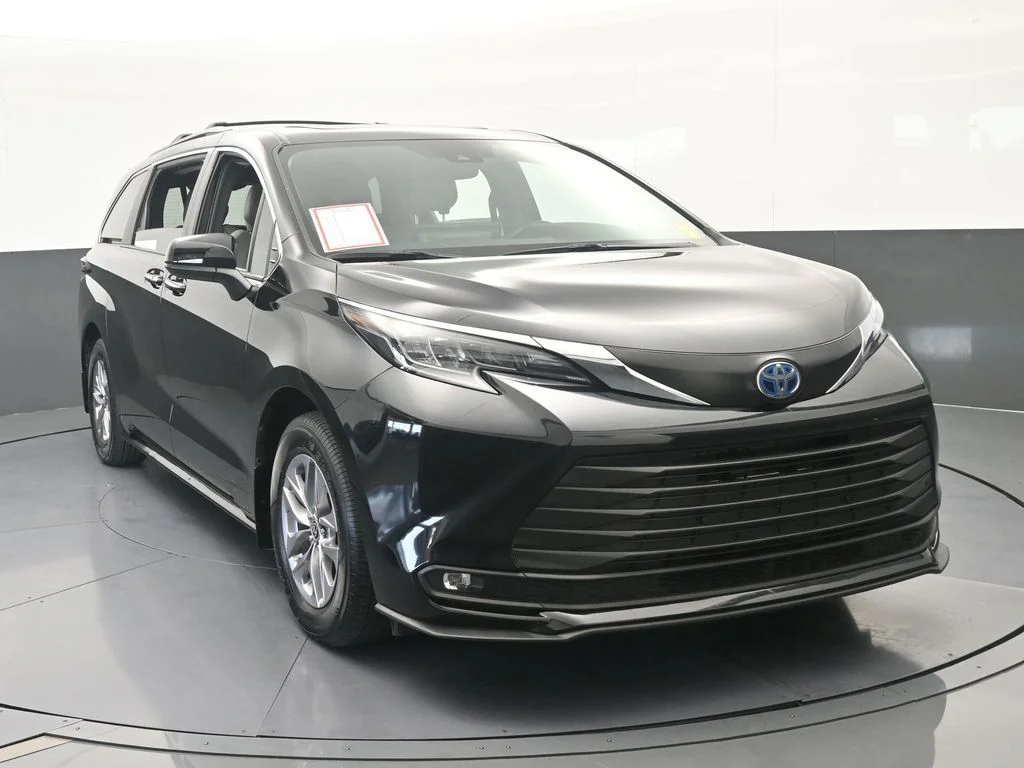 Used 2025 Midnight Black Metallic Toyota XLE image 9