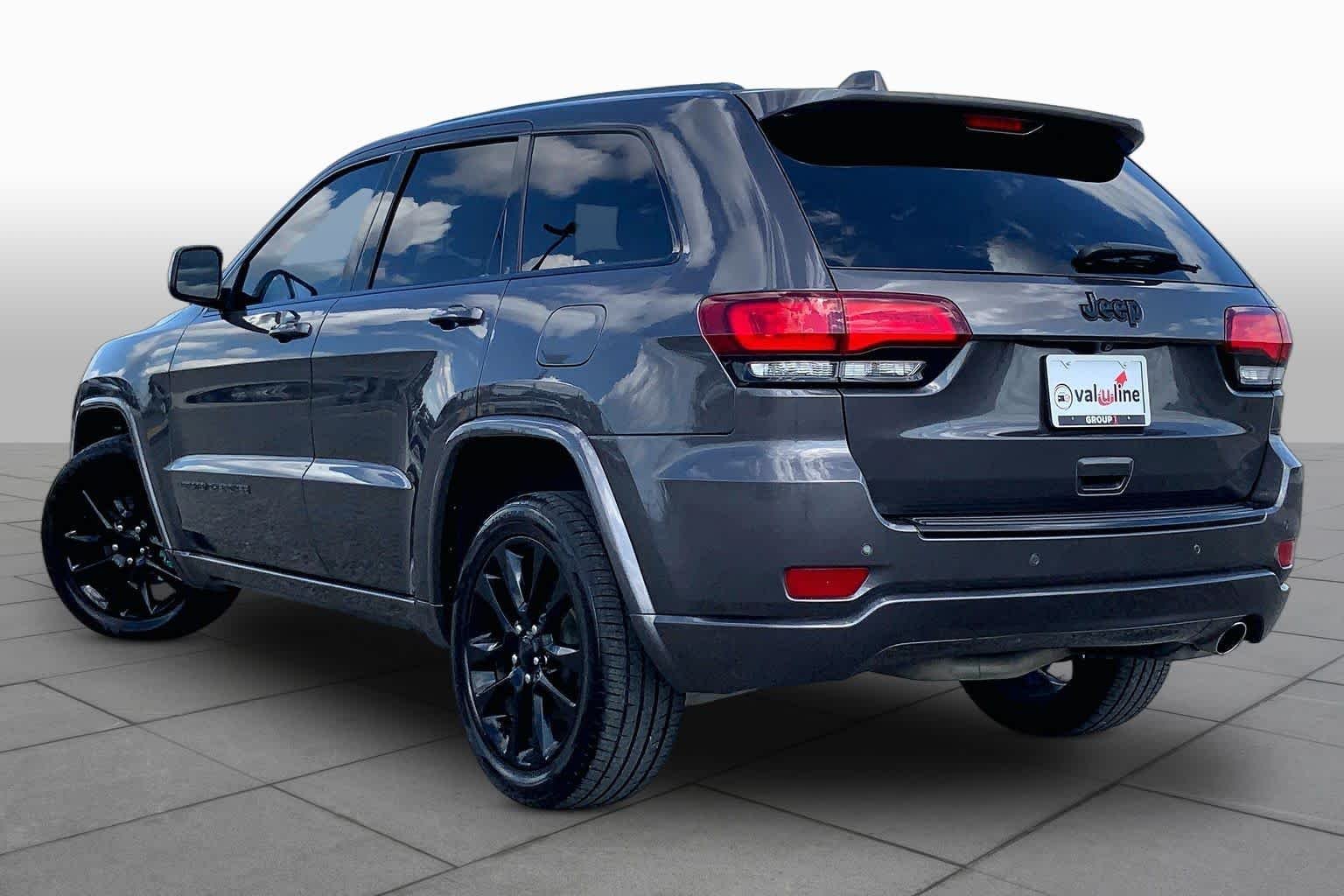 Used 2018 Granite Crystal Metallic Clearcoat Jeep Altitude image 12