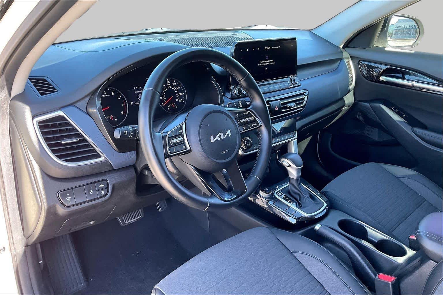 Used 2022 Clear White/Black Roof Kia S image 17