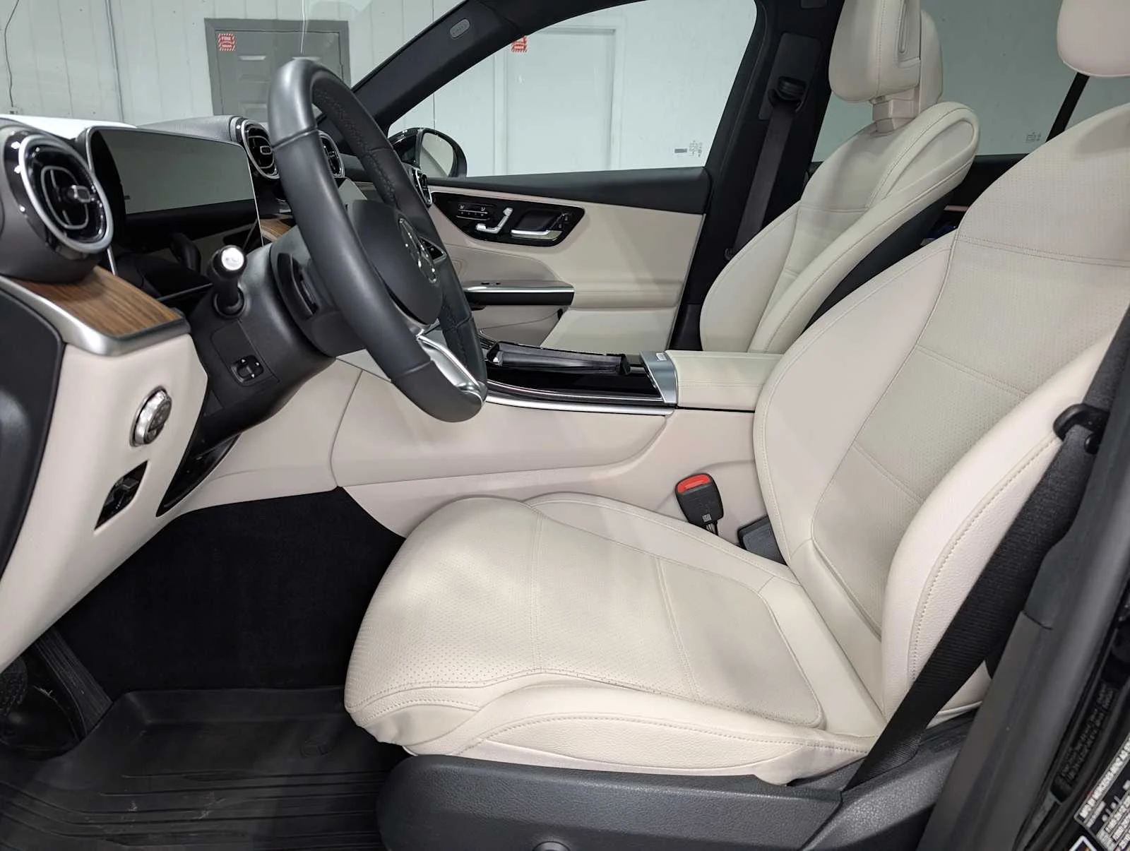 Used 2026  Mercedes-Benz GLC 300 image 4
