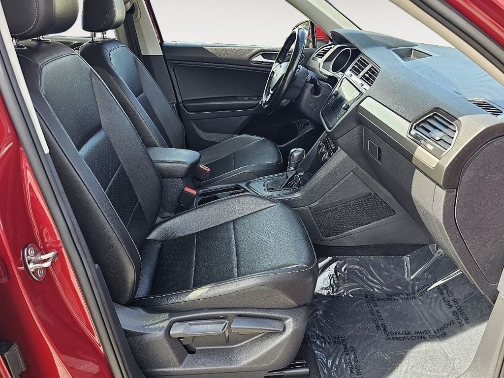 Used 2018 Cardinal Red Metallic Volkswagen 2.0T SEL image 8