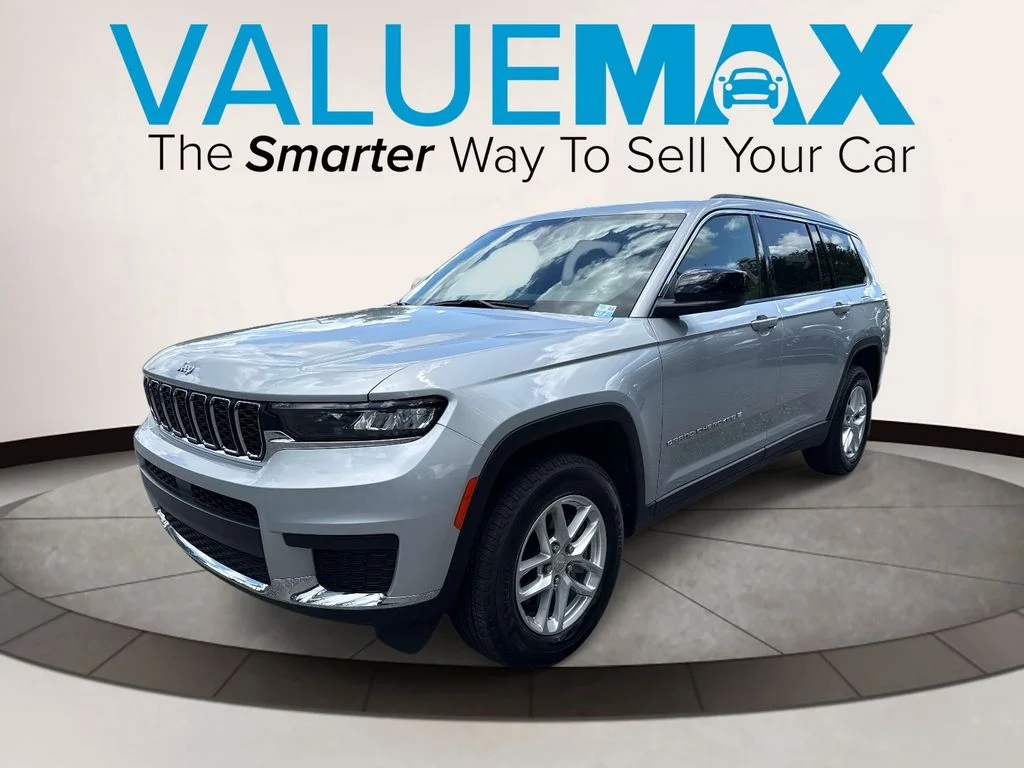 Used 2025 Silver Jeep Laredo image 8