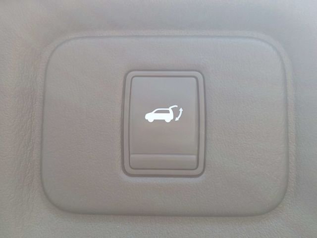 Used 2016 White INFINITI Base image 13