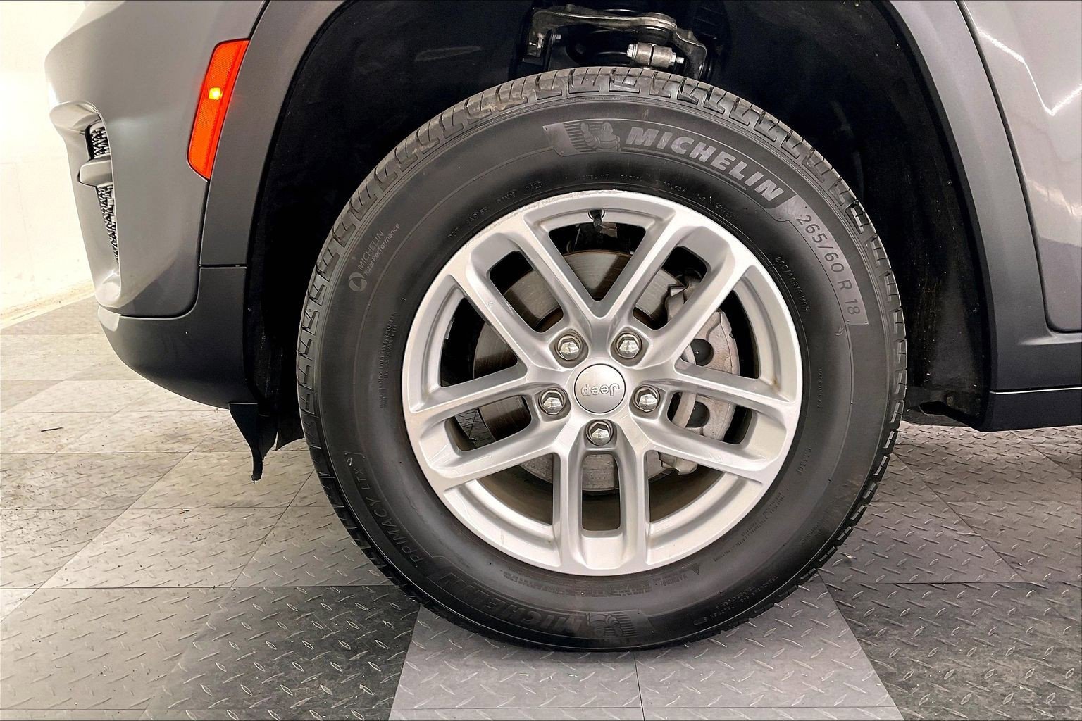 2023 Jeep Grand Cherokee Laredo photo 3