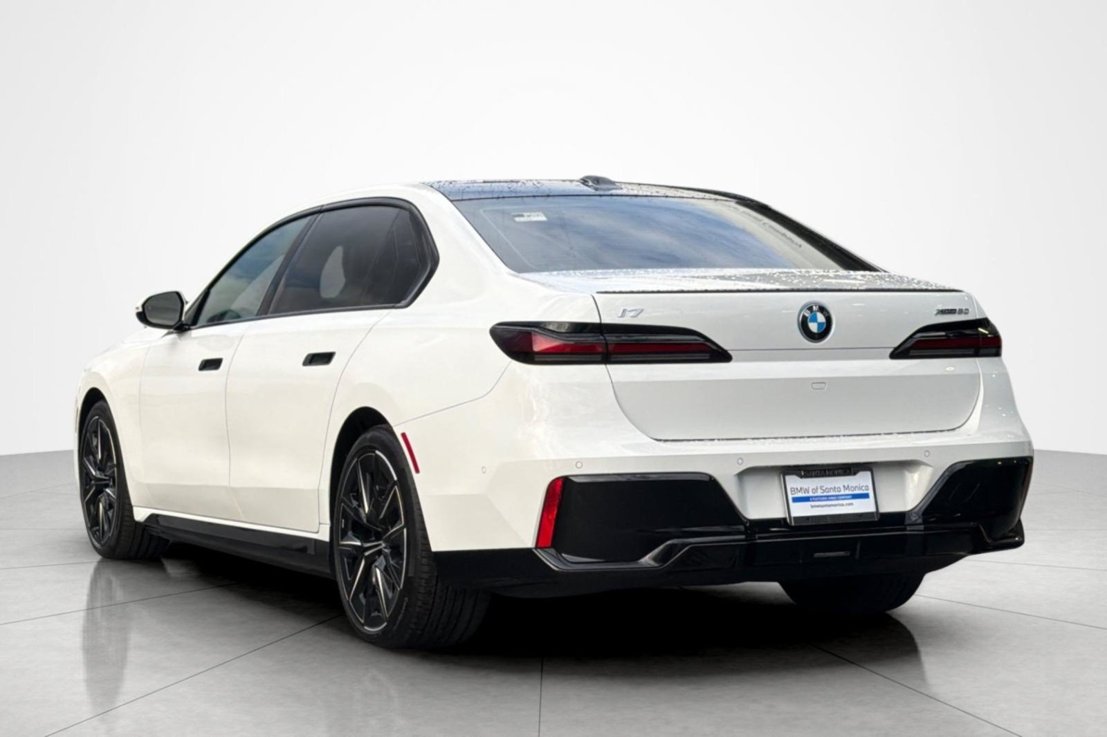 Used 2023 Alpine White BMW xDrive60 image 3