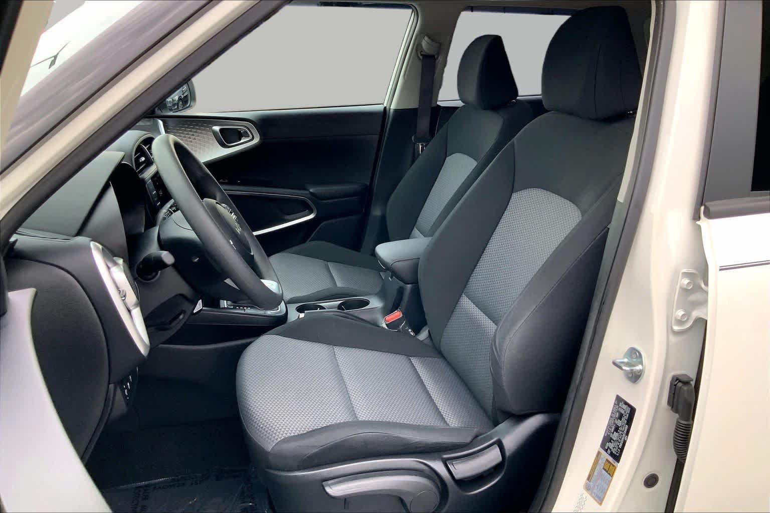 Used 2025 Snow White Pearl Kia LX image 8
