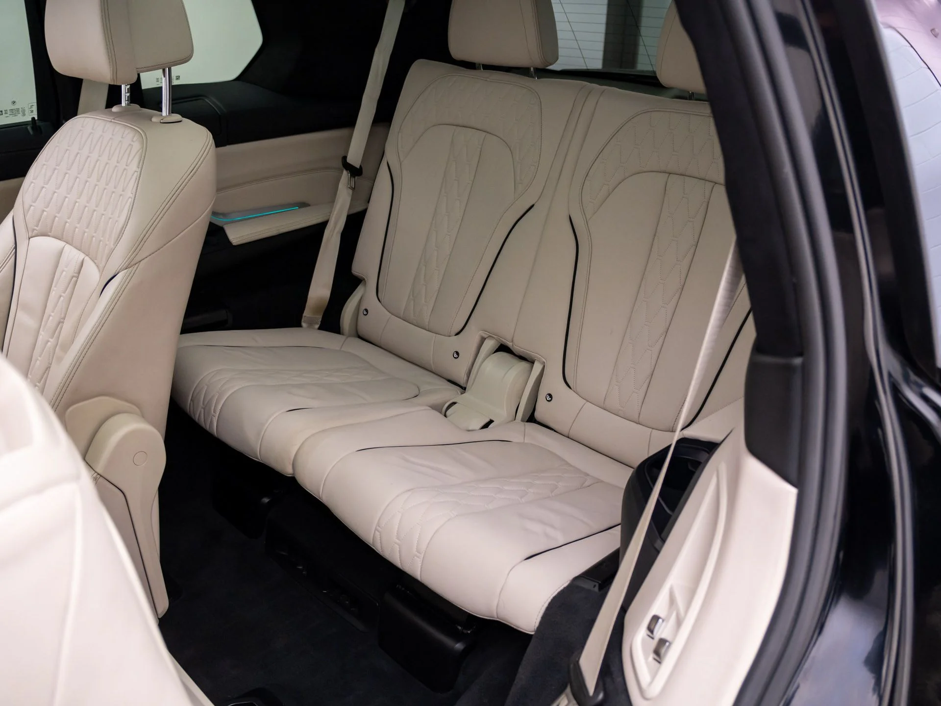 Used 2021 Black BMW xDrive40i image 18