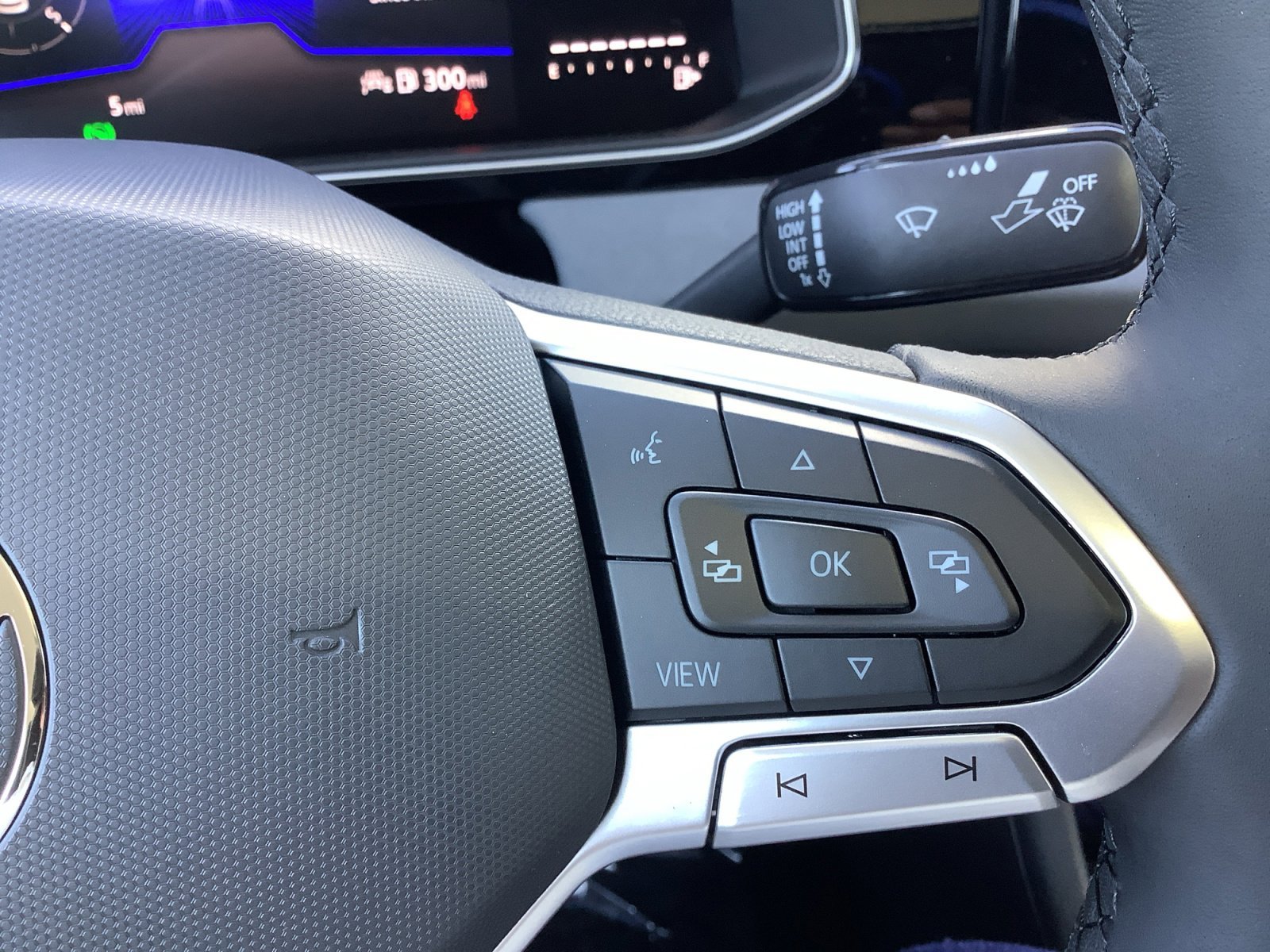New 2026 PLATINUM GRAY M Volkswagen SE image 25