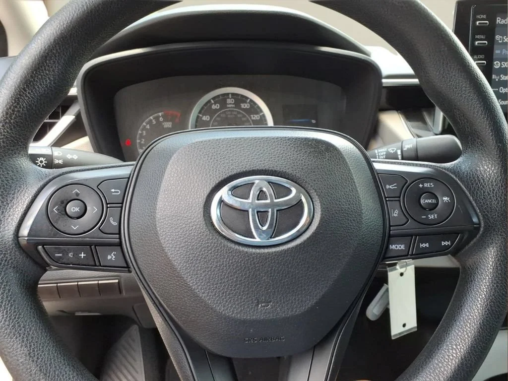 Used 2021 White Toyota LE image 10