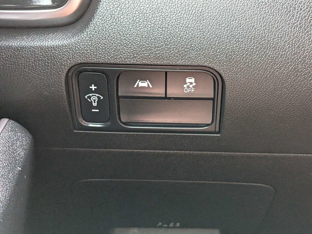 Used 2023 White Kia LX image 34