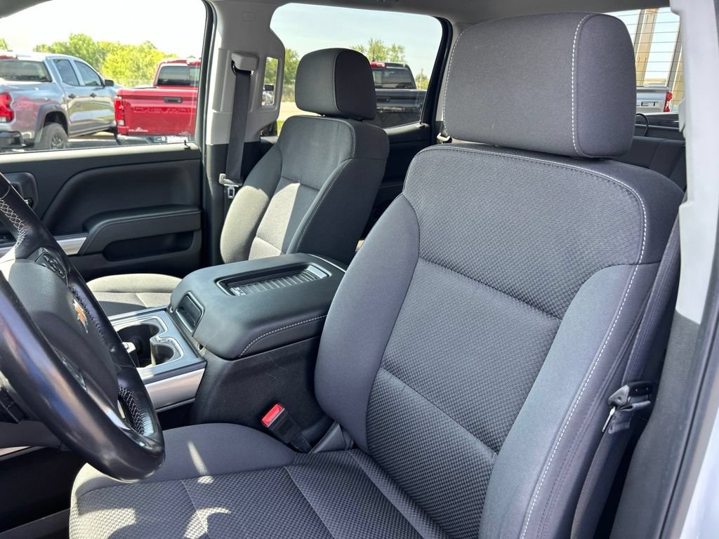 Used 2018 SUMMIT WHITE Chevrolet LT image 17
