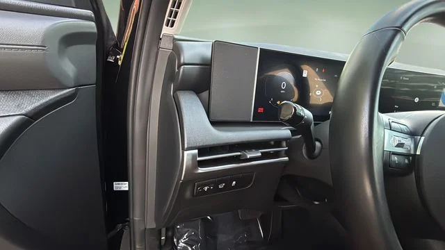 Used 2025 Black Hyundai SEL Convenience image 22