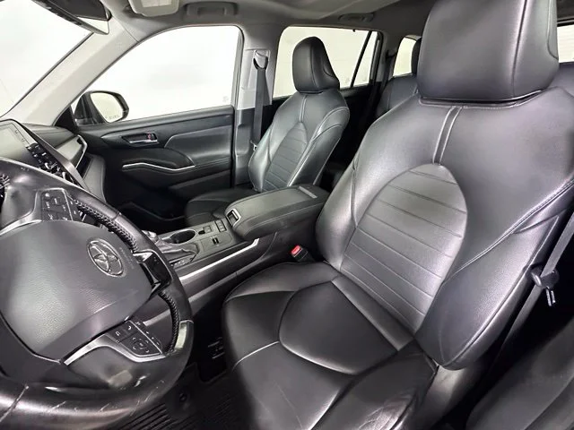 Used 2021 Silver Toyota XLE image 12