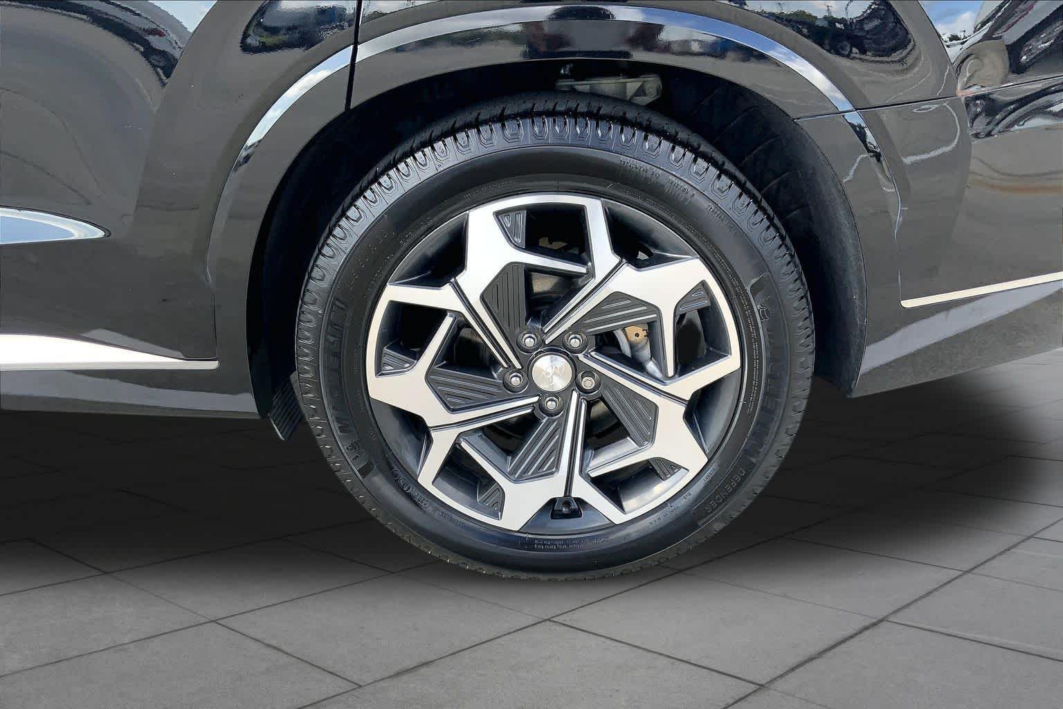 Used 2022 Abyss Black Pearl Hyundai Calligraphy image 10