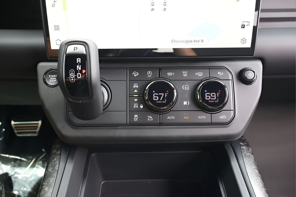 New 2026 Narvik Black LAND ROVER  image 25