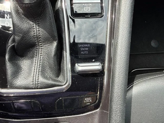 Used 2024 Gray Jeep Latitude image 41