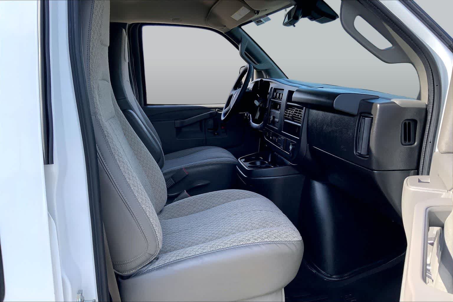 Used 2025 Summit White GMC LT image 9