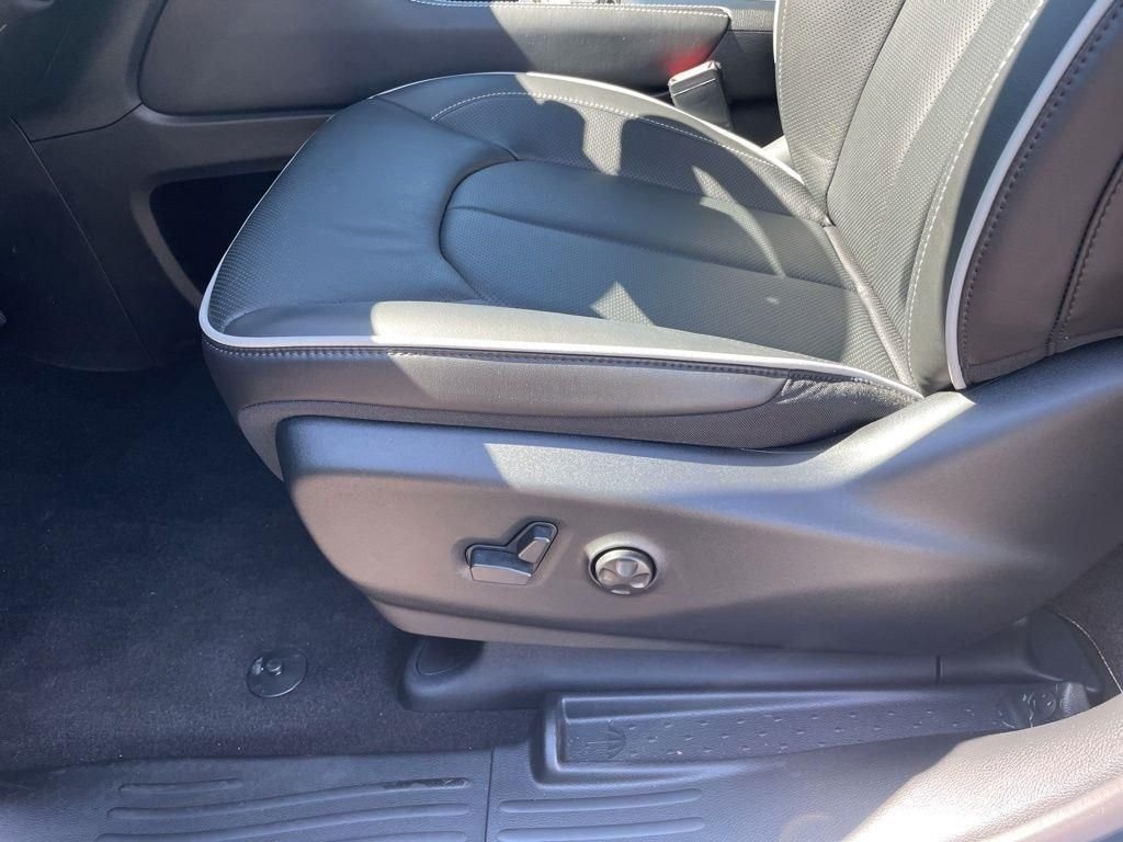 New 2026 Diamond Black Crystal Pearl-Coat Exterior Paint Chrysler Limited image 19