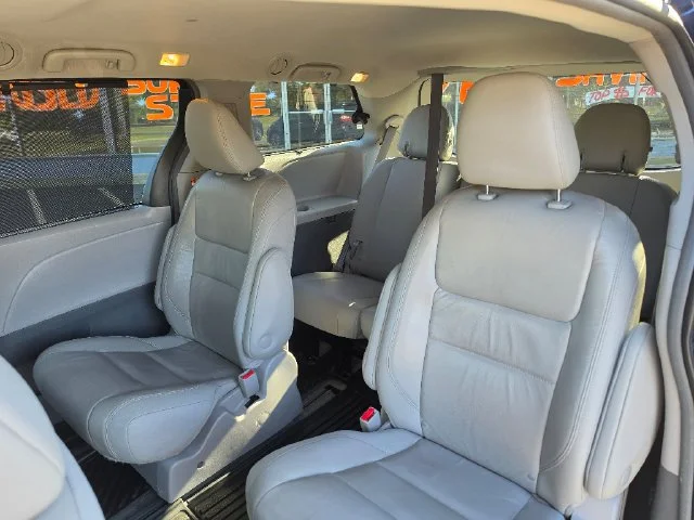 Used 2018 Beige Toyota XLE image 23
