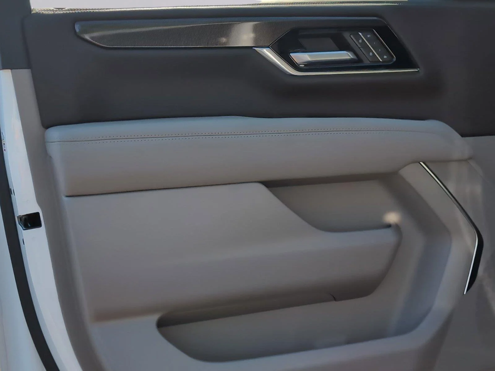 New 2026 Summit White GMC Elevation image 28