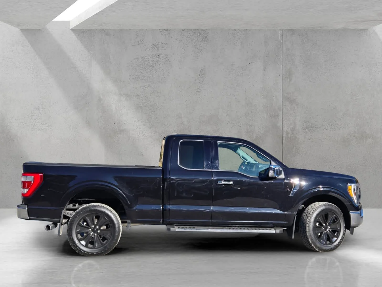 Used 2021  Ford XL image 3