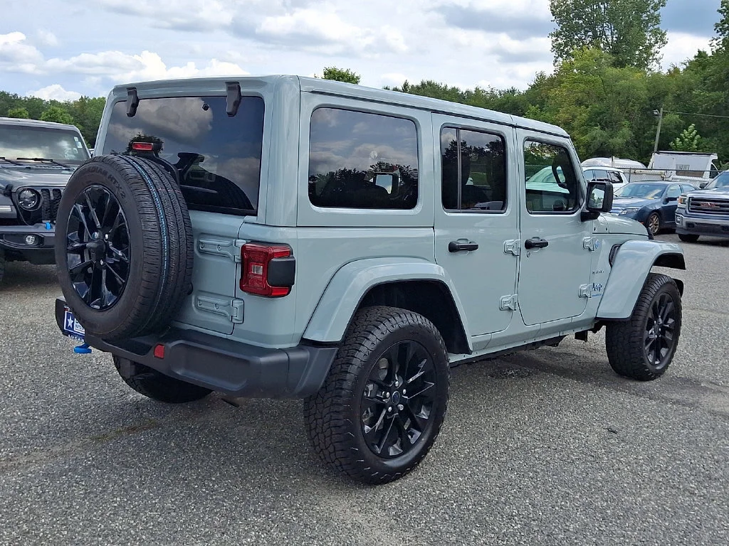 Used 2024 Earl Clearcoat Jeep Sahara image 12
